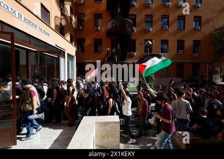 Roma, Italien. April 2024. GLI studenti dei comitati per la Palestina manifestano alla Sapienza contro la riunione del senato accademico a cui partecipa la Fondazione Elisabeth de Rothschild - Cronaca- Roma, Italia - Marted&#xec;, 16. April 2024 (Foto Cecilia Fabiano/LaPresse)&#xa0; die Studenten der Komitees für Palästina demonstrieren in Sapienza gegen das Treffen des akademischen senats in der Elisabeth de Rothschild Foundation - News - Rom, Italien - Dienstag, 16. April 2024 (Foto Cecilia Fabiano/LaPresse) Credit: LaPresse/Alamy Live News Stockfoto