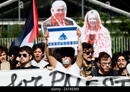 Roma, Italien. April 2024. GLI studenti dei comitati per la Palestina manifestano alla Sapienza contro la riunione del senato accademico a cui partecipa la Fondazione Elisabeth de Rothschild - Cronaca- Roma, Italia - Marted&#xec;, 16. April 2024 (Foto Cecilia Fabiano/LaPresse)&#xa0; die Studenten der Komitees für Palästina demonstrieren in Sapienza gegen das Treffen des akademischen senats in der Elisabeth de Rothschild Foundation - News - Rom, Italien - Dienstag, 16. April 2024 (Foto Cecilia Fabiano/LaPresse) Credit: LaPresse/Alamy Live News Stockfoto