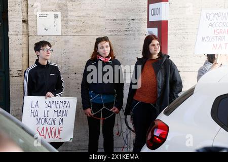 GLI studenti dei comitati per la Palestina protestano incatenati al rettorato alla Sapienza contro la riunione del senato accademico a cui partecipa la Fondazione Elisabeth de Rothschild - Cronaca- Roma, Italia - Marted&#xec;, 16. April 2024 (Foto Cecilia Fabiano/LaPresse)&#xa0; die Studenten der Komitees für Palästina protestierten im Rektorat von Sapienza gegen das Treffen des akademischen senats mit der Elisabeth de Rothschild Stiftung - Nachrichten - Rom, Italien - Dienstag, 16. April 2024 (Foto Cecilia Fabiano/LaPresse) Stockfoto