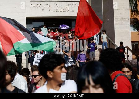 Roma, Italien. April 2024. GLI studenti dei comitati per la Palestina manifestano alla Sapienza contro la riunione del senato accademico a cui partecipa la Fondazione Elisabeth de Rothschild - Cronaca- Roma, Italia - Marted&#xec;, 16. April 2024 (Foto Cecilia Fabiano/LaPresse)&#xa0; die Studenten der Komitees für Palästina demonstrieren in Sapienza gegen das Treffen des akademischen senats in der Elisabeth de Rothschild Foundation - News - Rom, Italien - Dienstag, 16. April 2024 (Foto Cecilia Fabiano/LaPresse) Credit: LaPresse/Alamy Live News Stockfoto