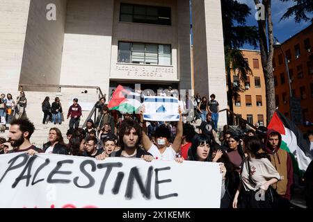 Roma, Italien. April 2024. GLI studenti dei comitati per la Palestina manifestano alla Sapienza contro la riunione del senato accademico a cui partecipa la Fondazione Elisabeth de Rothschild - Cronaca- Roma, Italia - Marted&#xec;, 16. April 2024 (Foto Cecilia Fabiano/LaPresse)&#xa0; die Studenten der Komitees für Palästina demonstrieren in Sapienza gegen das Treffen des akademischen senats in der Elisabeth de Rothschild Foundation - News - Rom, Italien - Dienstag, 16. April 2024 (Foto Cecilia Fabiano/LaPresse) Credit: LaPresse/Alamy Live News Stockfoto