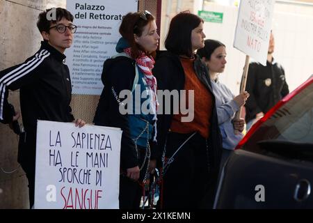 GLI studenti dei comitati per la Palestina protestano incatenati al rettorato alla Sapienza contro la riunione del senato accademico a cui partecipa la Fondazione Elisabeth de Rothschild - Cronaca- Roma, Italia - Marted&#xec;, 16. April 2024 (Foto Cecilia Fabiano/LaPresse)&#xa0; die Studenten der Komitees für Palästina protestierten im Rektorat von Sapienza gegen das Treffen des akademischen senats mit der Elisabeth de Rothschild Stiftung - Nachrichten - Rom, Italien - Dienstag, 16. April 2024 (Foto Cecilia Fabiano/LaPresse) Stockfoto