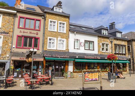 Bars und Restaurants auf dem zentralen Platz von La Roche-en-Ardenne, Belgien Stockfoto