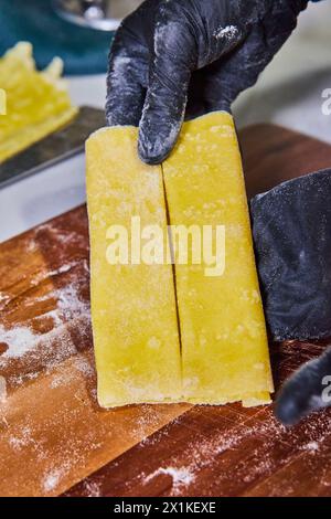 Frische hausgemachte Pappardelle-Pasta mit Handschuhen aufteilen Stockfoto