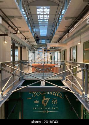 Ein allgemeiner Blick auf eine Whisky-Destillerie in McConnell's Distillery und Visitor Experience im historischen Crumlin Road Gaol in Belfast. Bilddatum: Mittwoch, 17. April 2024. Stockfoto