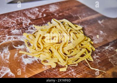 Frische hausgemachte Tagliatelle auf Holzbrett Nahaufnahme Stockfoto