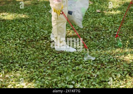 Eine Person steht auf einem weiten Feld, umgeben von landschaftlich reizvoller Natur. Stockfoto