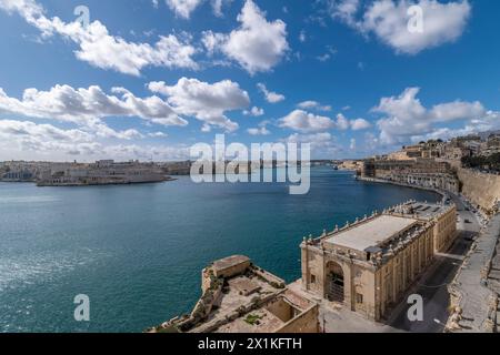 Aus der Vogelperspektive auf den Grand Harbour, Valletta, Malta, unter einem wunderschönen Himmel Stockfoto