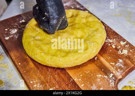 Hausgemachter Pasta-Teig auf Holzbrett Stockfoto