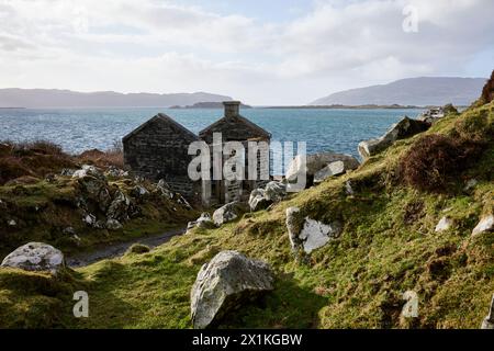 Heruntergekommenes Gebäude am Craignish Point mit Blick auf den Sound of Jura, Scarba und den Corryvreckan Whirlpool. Stockfoto