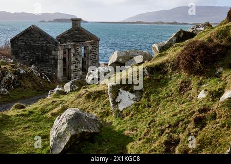 Heruntergekommenes Gebäude am Craignish Point mit Blick auf den Sound of Jura, Scarba und den Corryvreckan Whirlpool. Stockfoto