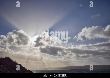 Februar und stürmischer Himmel vom Craignish Point aus mit Blick auf den Sound of Jura, Ardfern Argyll und Bute, Schottland Stockfoto