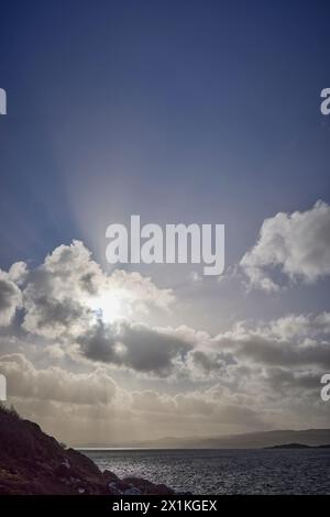 Februar und stürmischer Himmel vom Craignish Point aus mit Blick auf den Sound of Jura, Ardfern Argyll und Bute, Schottland Stockfoto