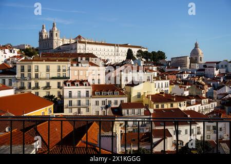 Blick in Richtung Sao Vicente de Fora vom Aussichtspunkt Portas do Sol in Lissabon, Portugal. Februar 2024. Stockfoto