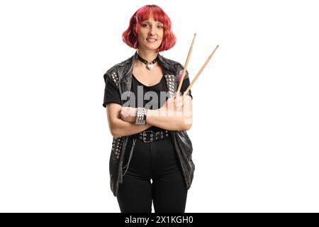 Junge Rock-Drummer, die ein Paar Drumsticks auf weißem Hintergrund hält Stockfoto