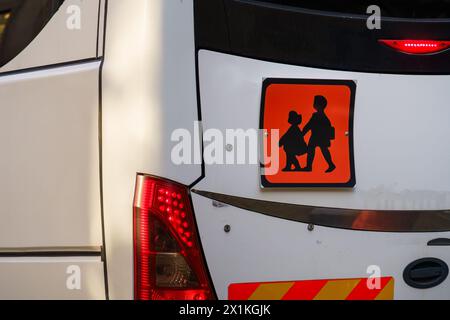 Schulbusschild auf der Rückseite eines weißen Minibusses, Nahaufnahme. Lissabon, Portugal. Stockfoto