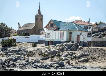 Exodus Kongregationskirche und altes Haus zwischen Sand und Felsen bei Luderitz in Namibia. Stockfoto