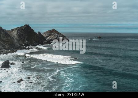 Felsen und Wasser entlang des Pacific Coast Highway in Kalifornien Stockfoto