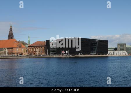 Kopenhagen/Dänemark/17. April 2024/die Bibliothek mit schwarzem Diamanten ist Teil der dänischen königlichen Bibliothek am Wasser in der dänischen Hauptstadt Cpenhagen. (Photo.Francis Joseph Dean/Dean Pictures) (nicht für kommerzielle Zwecke, nur für editoirale Zwecke) Stockfoto