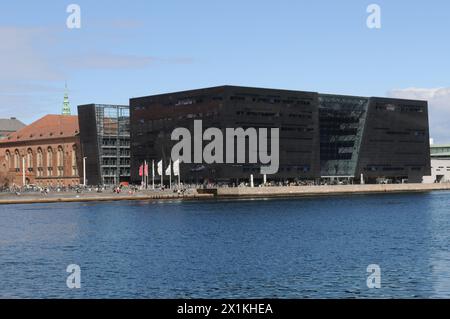 Kopenhagen/Dänemark/17. April 2024/die Bibliothek mit schwarzem Diamanten ist Teil der dänischen königlichen Bibliothek am Wasser in der dänischen Hauptstadt Cpenhagen. (Photo.Francis Joseph Dean/Dean Pictures) (nicht für kommerzielle Zwecke, nur für editoirale Zwecke) Stockfoto