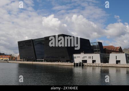 Kopenhagen/Dänemark/17. April 2024/die Bibliothek mit schwarzem Diamanten ist Teil der dänischen königlichen Bibliothek am Wasser in der dänischen Hauptstadt Cpenhagen. (Photo.Francis Joseph Dean/Dean Pictures) (nicht für kommerzielle Zwecke, nur für editoirale Zwecke) Stockfoto