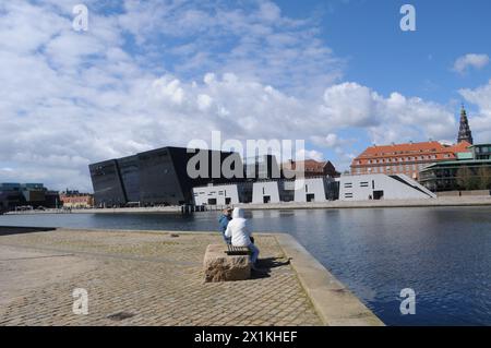 Kopenhagen/Dänemark/17. April 2024/die Bibliothek mit schwarzem Diamanten ist Teil der dänischen königlichen Bibliothek am Wasser in der dänischen Hauptstadt Cpenhagen. (Photo.Francis Joseph Dean/Dean Pictures) (nicht für kommerzielle Zwecke, nur für editoirale Zwecke) Stockfoto