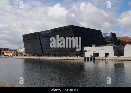 Kopenhagen/Dänemark/17. April 2024/die Bibliothek mit schwarzem Diamanten ist Teil der dänischen königlichen Bibliothek am Wasser in der dänischen Hauptstadt Cpenhagen. (Photo.Francis Joseph Dean/Dean Pictures) (nicht für kommerzielle Zwecke, nur für editoirale Zwecke) Stockfoto