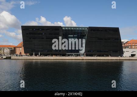 Kopenhagen/Dänemark/17. April 2024/die Bibliothek mit schwarzem Diamanten ist Teil der dänischen königlichen Bibliothek am Wasser in der dänischen Hauptstadt Cpenhagen. (Photo.Francis Joseph Dean/Dean Pictures) (nicht für kommerzielle Zwecke, nur für editoirale Zwecke) Stockfoto