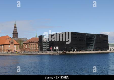 Kopenhagen/Dänemark/17. April 2024/die Bibliothek mit schwarzem Diamanten ist Teil der dänischen königlichen Bibliothek am Wasser in der dänischen Hauptstadt Cpenhagen. (Photo.Francis Joseph Dean/Dean Pictures) (nicht für kommerzielle Zwecke, nur für editoirale Zwecke) Stockfoto