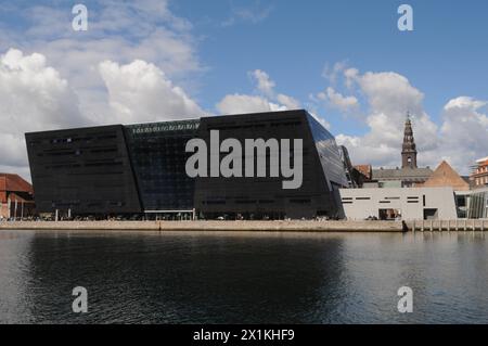 Kopenhagen/Dänemark/17. April 2024/die Bibliothek mit schwarzem Diamanten ist Teil der dänischen königlichen Bibliothek am Wasser in der dänischen Hauptstadt Cpenhagen. (Photo.Francis Joseph Dean/Dean Pictures) (nicht für kommerzielle Zwecke, nur für editoirale Zwecke) Stockfoto