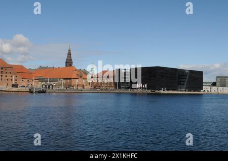 Kopenhagen/Dänemark/17. April 2024/die Bibliothek mit schwarzem Diamanten ist Teil der dänischen königlichen Bibliothek am Wasser in der dänischen Hauptstadt Cpenhagen. (Photo.Francis Joseph Dean/Dean Pictures) (nicht für kommerzielle Zwecke, nur für editoirale Zwecke) Stockfoto