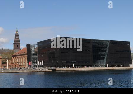 Kopenhagen/Dänemark/17. April 2024/die Bibliothek mit schwarzem Diamanten ist Teil der dänischen königlichen Bibliothek am Wasser in der dänischen Hauptstadt Cpenhagen. (Photo.Francis Joseph Dean/Dean Pictures) (nicht für kommerzielle Zwecke, nur für editoirale Zwecke) Stockfoto