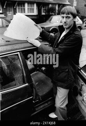 DAVID LEWIS AUS EASTLEIGH MIT DEM TEIL EINES FLUGZEUGS, DAS VOM HIMMEL FIEL UND AUF SEINEM AUTODACH LANDETE. OKT. 1988 PIC MIKE WALKER 1988 Stockfoto