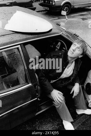 DAVID LEWIS AUS EASTLEIGH MIT DEM TEIL EINES FLUGZEUGS, DAS VOM HIMMEL FIEL UND AUF SEINEM AUTODACH LANDETE. OKT. 1988 PIC MIKE WALKER 1988 Stockfoto