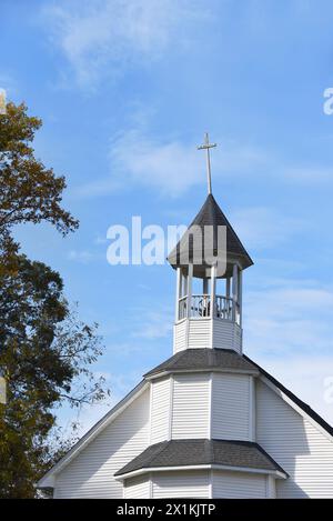 Die Double Springs Missionary Baptiest Church befindet sich in Kingsport, Tennessee. Das Bild zeigt den Glockenturm, den Kirchturm und das Kreuz. Stockfoto
