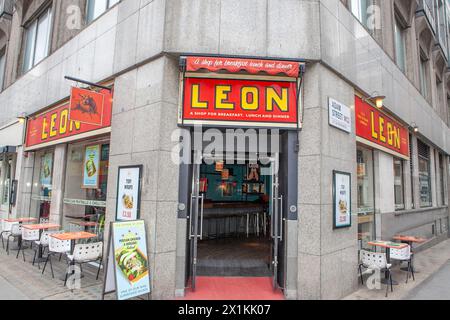 John Vincent und Henry Dimbleby in einer ihrer Londoner Filialen von Leon Restaurants, die sie im April 2021 verkauften, wurde das Unternehmen für 100 Millionen Pfund an die EG Group der Issa Brüder verkauft. Stockfoto