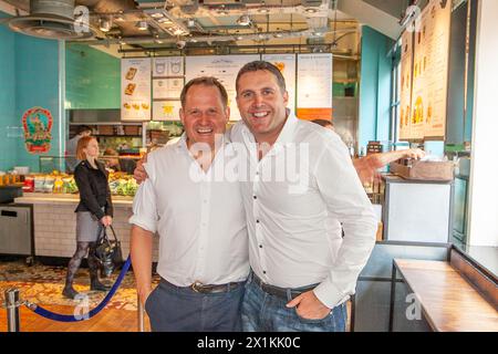 John Vincent und Henry Dimbleby in einer ihrer Londoner Filialen von Leon Restaurants, die sie im April 2021 verkauften, wurde das Unternehmen für 100 Millionen Pfund an die EG Group der Issa Brüder verkauft. Stockfoto