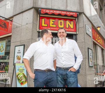 John Vincent und Henry Dimbleby in einer ihrer Londoner Filialen von Leon Restaurants, die sie im April 2021 verkauften, wurde das Unternehmen für 100 Millionen Pfund an die EG Group der Issa Brüder verkauft. Stockfoto