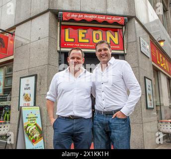 John Vincent und Henry Dimbleby in einer ihrer Londoner Filialen von Leon Restaurants, die sie im April 2021 verkauften, wurde das Unternehmen für 100 Millionen Pfund an die EG Group der Issa Brüder verkauft. Stockfoto