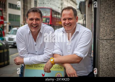 John Vincent und Henry Dimbleby in einer ihrer Londoner Filialen von Leon Restaurants, die sie im April 2021 verkauften, wurde das Unternehmen für 100 Millionen Pfund an die EG Group der Issa Brüder verkauft. Stockfoto