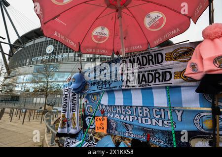 Schals, die außerhalb des Etihad während des UEFA Champions League Viertelfinales Manchester City gegen Real Madrid im Etihad Stadium, Manchester, Großbritannien, am 17. April 2024 verkauft werden (Foto: Mark Cosgrove/News Images) Stockfoto