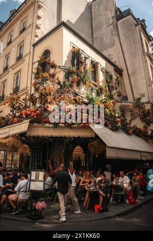 PARIS, FRANKREICH - 1. OKTOBER 2023: Cafe Maison Sauvage mit verzierten Blumen Stockfoto