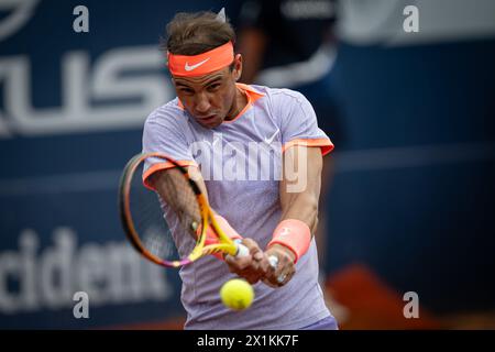 Barcelona, Spanien. April 2024. Rafael Nada (Spanien) spielt am 17. April 2024 eine Rückhand bei einem zweiten Spiel der ATP 500 Barcelona Open Banc Sabadell 2024 im Real Club de Tenis de Barcelona in Barcelona. (Foto/Felipe Mondino) Credit: Unabhängige Fotoagentur/Alamy Live News Stockfoto