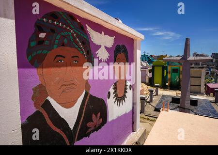 Die farbenfrohen Gräber und Gewölbe des Cementerio General in Chichicastenango, Guatemala. Nach der Tradition der Maya ehrt die farbenfrohe Grabstätte die Toten und ermutigt die Lebenden, Frieden mit dem Tod zu schließen. Stockfoto