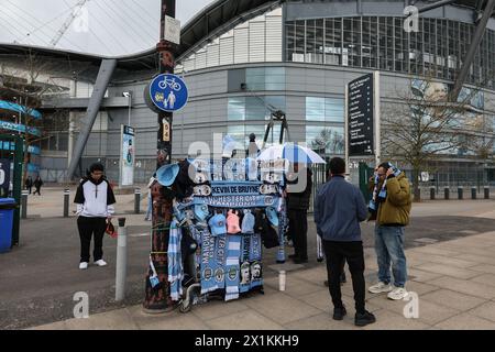 Manchester, Großbritannien. April 2024. Schals wurden außerhalb des Etihad während des UEFA Champions League-Viertelfinales Manchester City gegen Real Madrid im Etihad Stadium, Manchester, Großbritannien, am 17. April 2024 (Foto: Mark Cosgrove/News Images) in Manchester, Großbritannien, am 17. April 2024 verkauft. (Foto: Mark Cosgrove/News Images/SIPA USA) Credit: SIPA USA/Alamy Live News Stockfoto