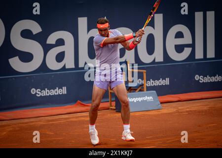 Barcelona, Spanien. April 2024. Rafael Nada (Spanien) spielt am 17. April 2024 eine Rückhand bei einem zweiten Spiel der ATP 500 Barcelona Open Banc Sabadell 2024 im Real Club de Tenis de Barcelona in Barcelona. (Foto/Felipe Mondino) Credit: Unabhängige Fotoagentur/Alamy Live News Stockfoto