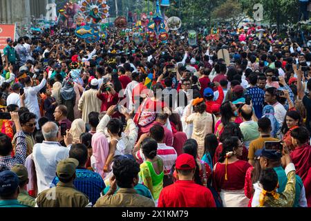 Bangladesch. April 2024. Bangla Noborsho 2024 feiert am 14. April 2024 das bengalische Neujahr in Bangladesch und West BengalDhaka in bangladesch. Zu den Feierlichkeiten gehören kulturelle Veranstaltungen, traditionelle Speisen und lebhafte Prozessionen. (Foto von Md. Noor Hossain/Pacific Press/SIPA USA) Credit: SIPA USA/Alamy Live News Stockfoto