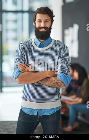 Porträt-, Kreativ- und Geschäftsmann mit überkreuzten Armen im Startup-Büro für Karriere in Italien. Lächeln, selbstbewusster Profi und Unternehmer, Designer Stockfoto