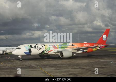 Auckland. April 2024. Dieses Foto vom 17. April 2024 zeigt ein Flugzeug der Sichuan Airlines am Auckland International Airport in Auckland, Neuseeland. Die Direktflüge zwischen dem chinesischen Chengdu und Auckland in Neuseeland wurden am Mittwoch offiziell wieder aufgenommen, nachdem sie für mehr als vier Jahre ausgesetzt waren, als ein Flugzeug der Sichuan Airlines mit über 200 chinesischen Touristen auf dem Auckland International Airport landete. Quelle: Lu Huaiqian/Xinhua/Alamy Live News Stockfoto