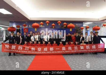 Auckland, Neuseeland. April 2024. Die Crew von Sichuan Airlines Direktflug von Chengdu in China nach Auckland in Neuseeland posiert für ein Gruppenfoto mit Ehrengästen am Auckland International Airport in Auckland, Neuseeland, 17. April 2024. Die Direktflüge zwischen dem chinesischen Chengdu und Auckland in Neuseeland wurden am Mittwoch offiziell wieder aufgenommen, nachdem sie für mehr als vier Jahre ausgesetzt waren, als ein Flugzeug der Sichuan Airlines mit über 200 chinesischen Touristen auf dem Auckland International Airport landete. Quelle: Lu Huaiqian/Xinhua/Alamy Live News Stockfoto